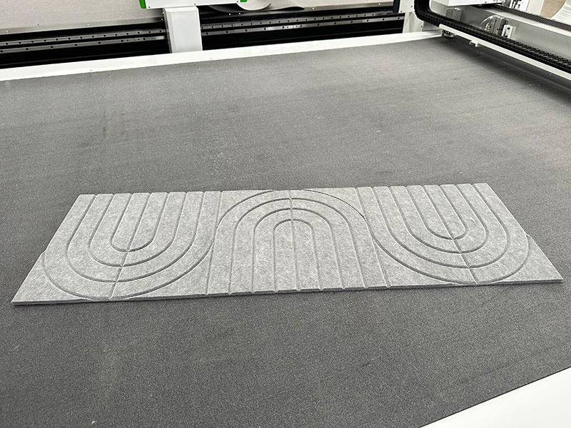 CNC sk&aelig;remaskine til at sk&aelig;re og rille PET filt akustisk panel