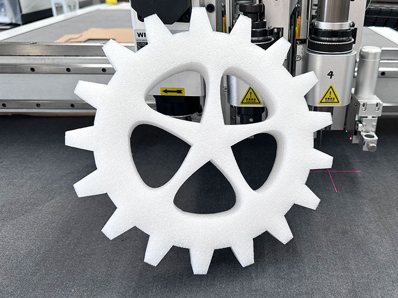 振動ナイフ切断機が EPE フォームボードを切断する仕組み