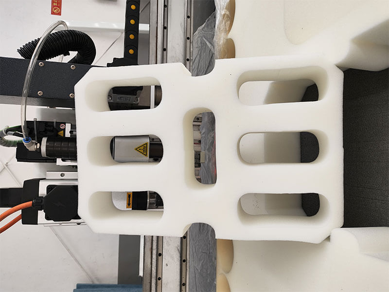 CNC stroj za rezanje z oscilirajočimi noži za industrijo pene