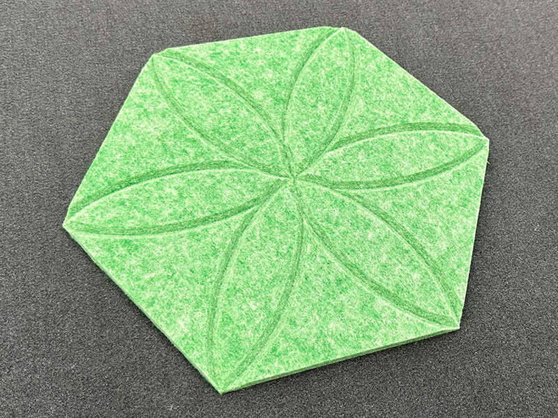 CNC řezac&iacute; stroj pro PET plstěn&yacute; akustick&yacute; panel